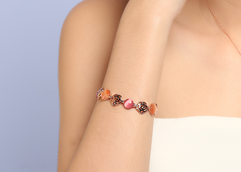 Vòng tay hoa hồng bản dẹt xen kẽ đá sắc màu